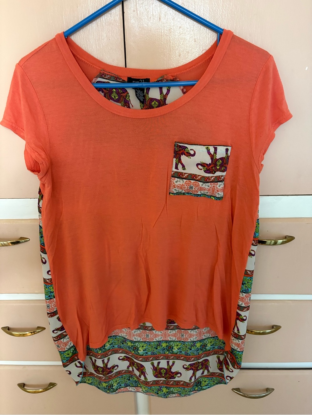 Rue21 Coral Short Sleeve Scoop Neck Top with Printed Pocket & Hem